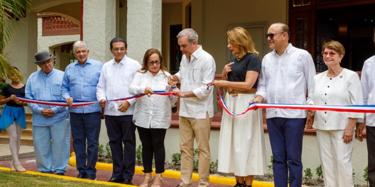 Presidente Abinader inaugura siete obras de agua potable y saneamiento que benefician a más de 135 mil personas y entrega 250 apartamentos en Santiago