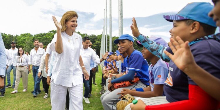 Raquel Peña reafirma el respaldo del gobierno al Mundial Femenino Juvenil Sub-17 durante supervisión en Santiago