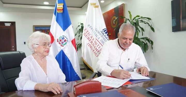 Salazar firma carta compromiso 2024 de la DIGEIG