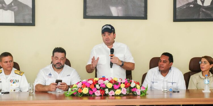 Ministro Paliza promueve turismo sostenible en Luperón