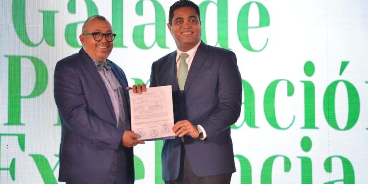 Ministro Kelvin Cruz entrega recursos para remozar la oficina de la ACD