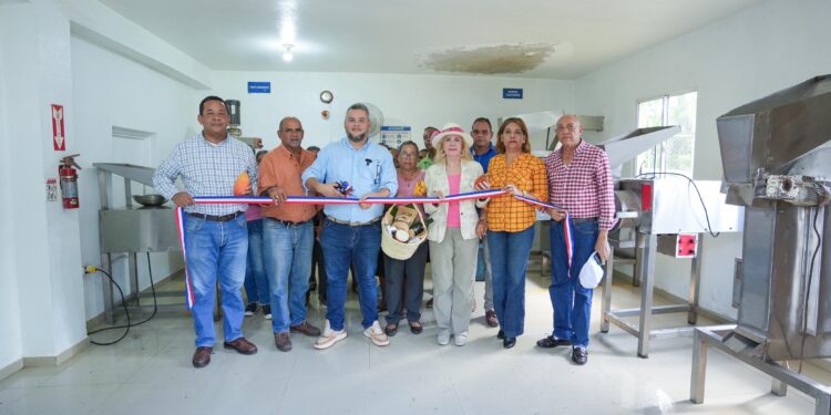 FEDA entrega maquinarias para impulsar chocolatería en la Provincia Duarte