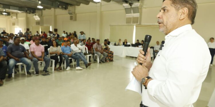 Limber Cruz entrega más de 50 millones a productores agropecuarios San Francisco de Macorís