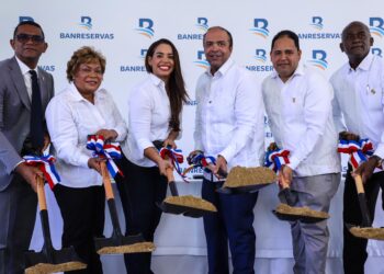 Alcaldía SDN y Banreservas dan primer palazo para remozamiento de parques del municipio