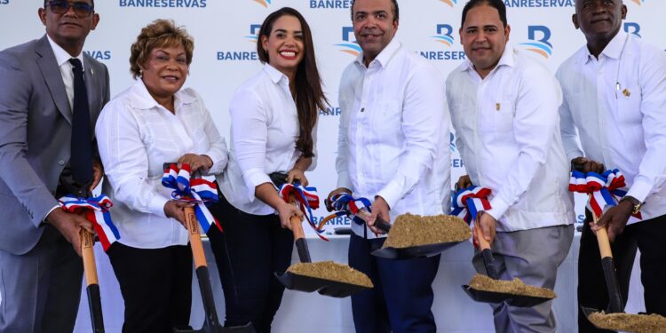 Alcaldía SDN y Banreservas dan primer palazo para remozamiento de parques del municipio