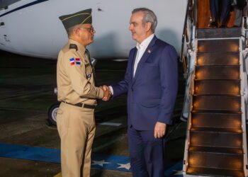 Abinader regresa de Estados Unidos tras destacada participación en conferencias en Nueva York y Washington D.C.