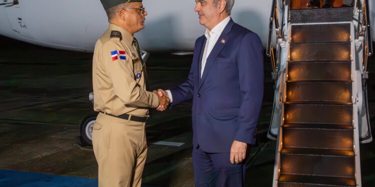 Abinader regresa de Estados Unidos tras destacada participación en conferencias en Nueva York y Washington D.C.