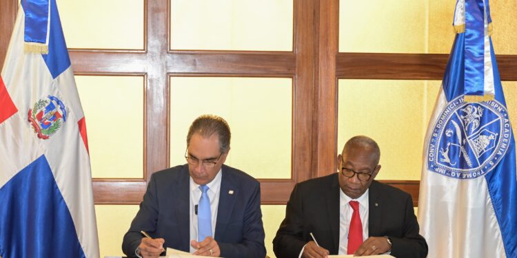 SeNaSa y UASD firma convenio para carnetizar a más de 50 mil estudiantes en régimen subsidiado