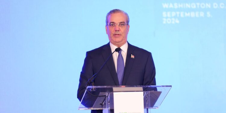 El Presidente Luis Abinader refuerza su compromiso con la democracia y el desarrollo sostenible en la Conferencia Anual de la CAF