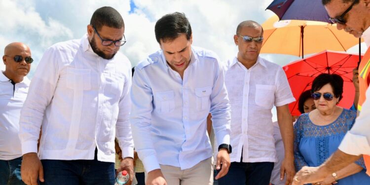 Roberto Ángel supervisa construcción proyecto habitacional comunitario en Villa Guerrero, El Seibo