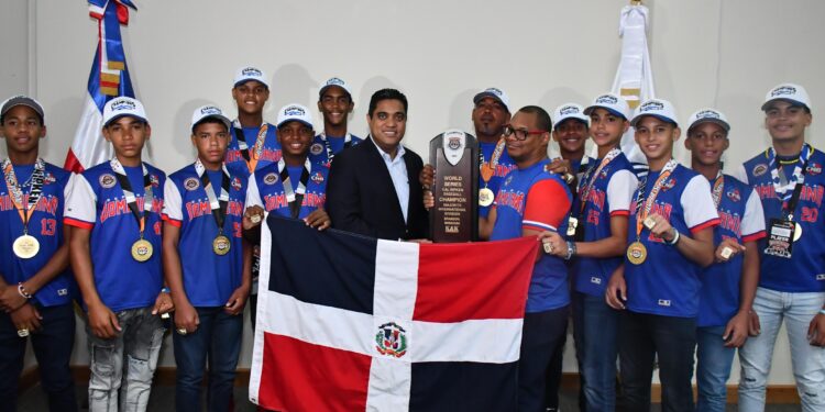 Kelvin Cruz recibe campeones de la Serie Mundial Cal Ripken