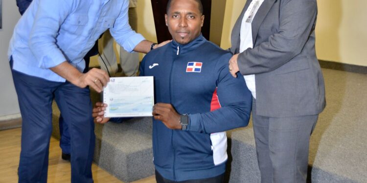 Ministro de Deportes, Kelvin Cruz, entrega incentivos y felicita a los atletas paralímpicos