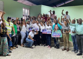 Adhamilka Espinal recibe amplio respaldo de docentes en recorridos por el sur del país
