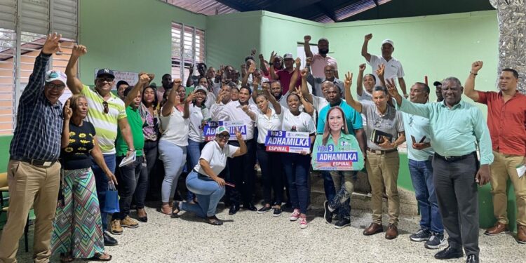 Adhamilka Espinal recibe amplio respaldo de docentes en recorridos por el sur del país