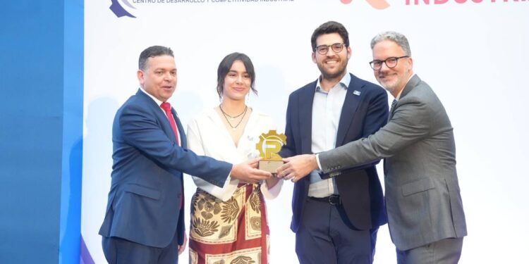 Empresas SOS Carbon y SOS Biotech ganan premio de Proindustria en las categorías “Innovación de Productos” y “Excelencia a la Innovación”