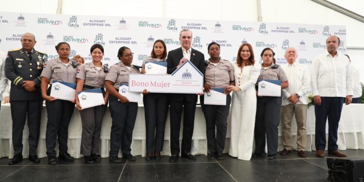 Presidente Abinader entrega 250 apartamentos a miembros de la Policía Nacional en Los Alcarrizos