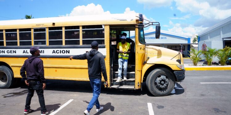 Avanza operativo de Migración para cumplir con la meta de deportar 10 mil extranjeros irregulares por semana .