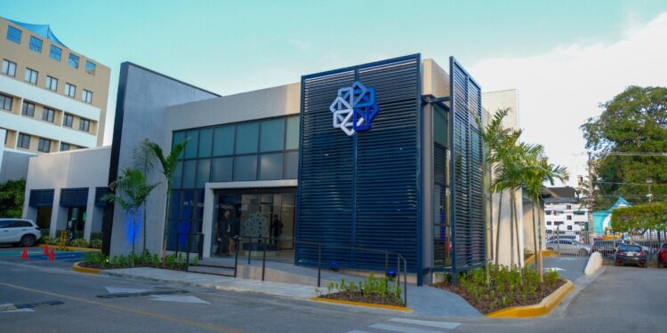 Grupo Universal renueva centro atención en la avenida Lope de Vega