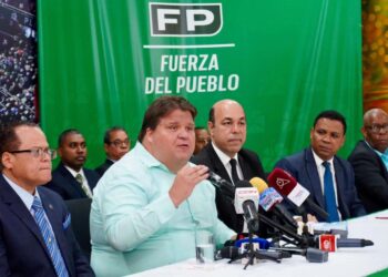 Carlos Pimentel ahora podrá licitar y fiscalizar sus propias licitaciones, advierte FP