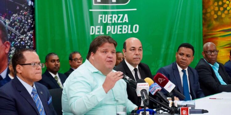 Carlos Pimentel ahora podrá licitar y fiscalizar sus propias licitaciones, advierte FP