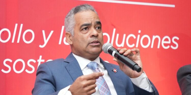 Ministro Santos Echavarría dice se desarrollan 30 proyectos de generación eléctrica para suplir demanda creciente