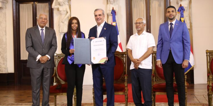Presidente Abinader entrega Galardón Diploma de Máxima Excelencia a 150 estudiantes de las 18 regionales de educación del país