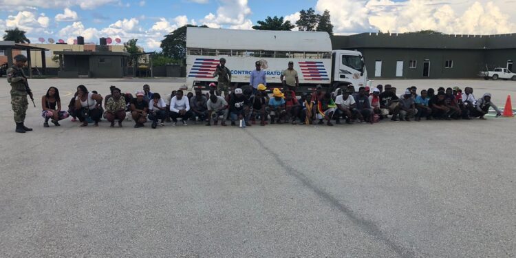 Detienen 230 haitianos indocumentados en Dajabón y ocupan 40 mil unidades de cigarrillos en Comendador