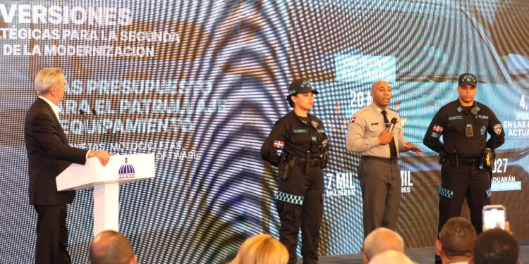 Presidente Abinader presenta la nueva imagen de la Policía Nacional