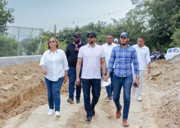 Senador Gustavo Lara Salazar en compañía de gobernadora supervisa obras en SC