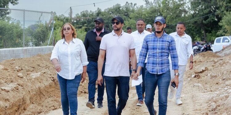 Senador Gustavo Lara Salazar en compañía de gobernadora supervisa obras en SC