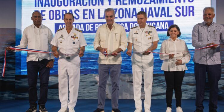 Abinader inaugura obras deportivas, destacamento policial e infraestructuras navales en provincias Azua y Peravia