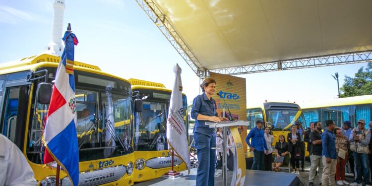 Raquel Peña activa primeras 41 rutas del Transporte Estudiantil para Santiago