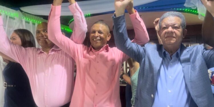 Bolívar Díaz y otros dirigentes de Ocoa se suman a la Fuerza del Pueblo