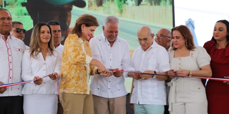 Vicepresidenta Raquel Peña inaugura carretera Contraembalse de Monción-Mao