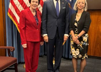 Luis Miguel De Camps se reúne en Washington con importantes funcionarios del gobierno de los Estados UnidosSanto Domingo. Luis Miguel De Camps García, ministro de Trabajo, resaltó en Washington, en el marco de la Semana Dominicana, los avances logrados en su gestión. Entre las mejoras, mencionó el aumento de salarios, el fortalecimiento del programa RD Trabaja para la intermediación laboral, y el impulso del teletrabajo como una estrategia clave para modernizar el mercado laboral en República Dominicana.Asimismo, destacó la capacidad de mediación de la institución, logrando una tasa de solución del 75.30 % de los casos de mediación laboral en todo el país. Esto representó una significativa disminución de la judicialización de los conflictos laborales, lo que se traduce en menores gastos en abogados y procedimientos legales tanto para los empleadores como para los trabajadores, afirmó el funcionario.De igual manera, resaltó la importancia de la creación de la Escuela de Mediación Laboral en los logros mencionados anteriormente, con la cooperación técnica de la Organización Internacional del Trabajo (OIT), y la Universidad de Panamá.Durante su participación, De Camps sostuvo un encuentro con Thea Lee, subsecretaria adjunta de Asuntos Internacionales, quien se comprometió a colaborar en el fortalecimiento de las condiciones laborales de todos los trabajadores dominicanos.El Ministro también habló de los avances en la reforma al Código de Trabajo, una propuesta que ha sido fruto del consenso y el diálogo tripartito.De Camps expresó que es un honor para él poder compartir ideas con quienes, desde su posición, también buscan un futuro más justo para todos.Finalmente, agradeció la acogida de todos los representantes de la comunidad dominicana en los Estados Unidos durante la celebración de la Semana Dominicana organizada por la Cámara Americana de Comercio (AMCHAMDR).Dirección de ComunicacionesMinisterio de Trabajo