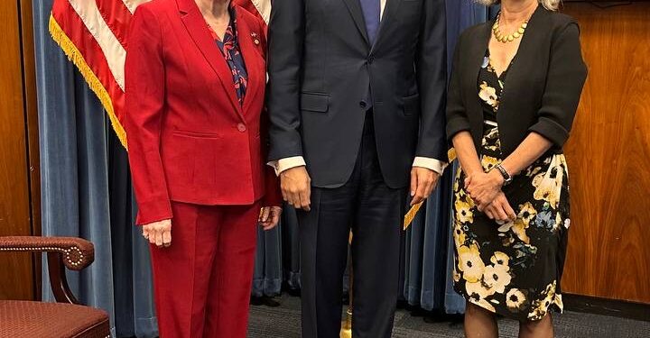 Luis Miguel De Camps se reúne en Washington con importantes funcionarios del gobierno de los Estados UnidosSanto Domingo. Luis Miguel De Camps García, ministro de Trabajo, resaltó en Washington, en el marco de la Semana Dominicana, los avances logrados en su gestión. Entre las mejoras, mencionó el aumento de salarios, el fortalecimiento del programa RD Trabaja para la intermediación laboral, y el impulso del teletrabajo como una estrategia clave para modernizar el mercado laboral en República Dominicana.Asimismo, destacó la capacidad de mediación de la institución, logrando una tasa de solución del 75.30 % de los casos de mediación laboral en todo el país. Esto representó una significativa disminución de la judicialización de los conflictos laborales, lo que se traduce en menores gastos en abogados y procedimientos legales tanto para los empleadores como para los trabajadores, afirmó el funcionario.De igual manera, resaltó la importancia de la creación de la Escuela de Mediación Laboral en los logros mencionados anteriormente, con la cooperación técnica de la Organización Internacional del Trabajo (OIT), y la Universidad de Panamá.Durante su participación, De Camps sostuvo un encuentro con Thea Lee, subsecretaria adjunta de Asuntos Internacionales, quien se comprometió a colaborar en el fortalecimiento de las condiciones laborales de todos los trabajadores dominicanos.El Ministro también habló de los avances en la reforma al Código de Trabajo, una propuesta que ha sido fruto del consenso y el diálogo tripartito.De Camps expresó que es un honor para él poder compartir ideas con quienes, desde su posición, también buscan un futuro más justo para todos.Finalmente, agradeció la acogida de todos los representantes de la comunidad dominicana en los Estados Unidos durante la celebración de la Semana Dominicana organizada por la Cámara Americana de Comercio (AMCHAMDR).Dirección de ComunicacionesMinisterio de Trabajo