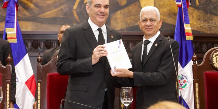 Luis Abinader pone fin a 180 años de continuismo con la nueva Constitución reformada proclamada hoy