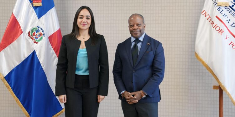 Ministra de Interior y Policía recibe al subsecretario adjunto de INL