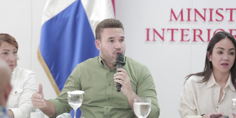 Ministra de Interior y Policía reúne a comerciantes y líderes comunitarios de la circunscripción 1 del DN para dialogar sobre beneficios de la Operación Garantía de Paz&nbsp;