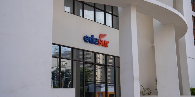 La empresa distribuidora de electricidad pide la cooperación de la comunidad Semana Santa en Yaguate, para que regularicen su situación