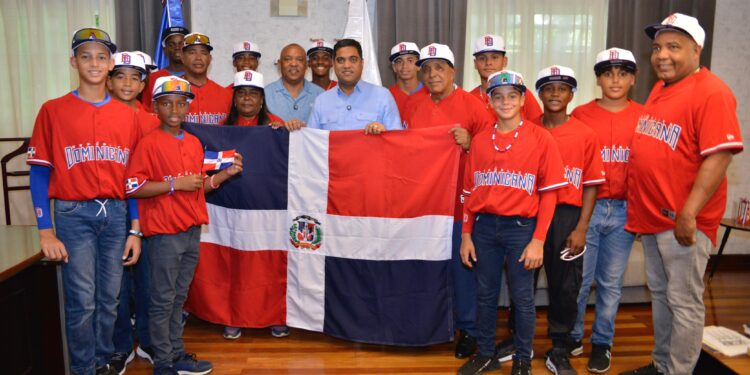 Ministro Kelvin Cruz entrega Bandera Nacional a la selección béisbol U12