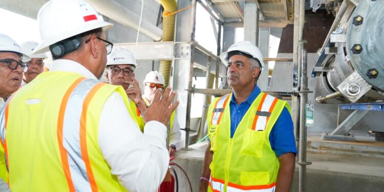 Ministro Joel Santos supervisa avances de trabajos de Central Térmica Manzanillo Power Land