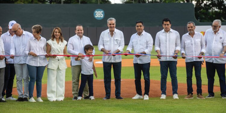 Presidente Abinader entrega remozado Estadio José Briceño de Puerto Plata luego de décadas de abandono