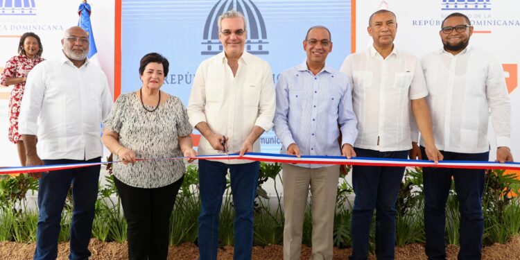 Abinader inaugura liceo, carretera, así como un muelle turístico y pesquero en Miches; también escuela básica en SPM