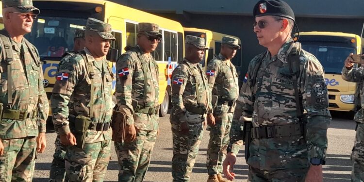 Comandante General del ERD supervisa tropas que participarán en operativos dispuestos por el Consejo de Seguridad y Defensa Nacional