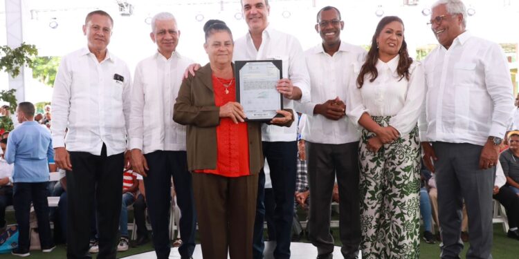 Presidente Abinader entrega 752 títulos de propiedad en proyecto Cotuí-Cevicos, Sánchez Ramírez que benefician a más de 3 mil personas