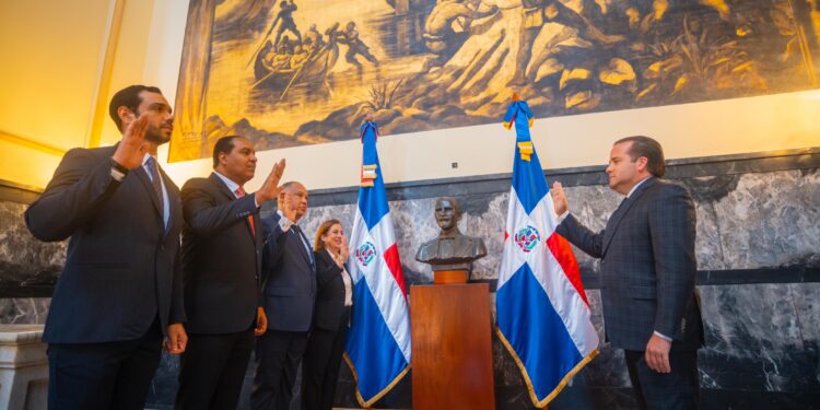 Ministro Paliza juramenta nuevos viceministros en el MINPRE