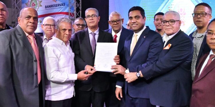 Ministro de Deportes, Kelvin Cruz, aporta dos millones de pesos para remodelar casa club de la ACDS