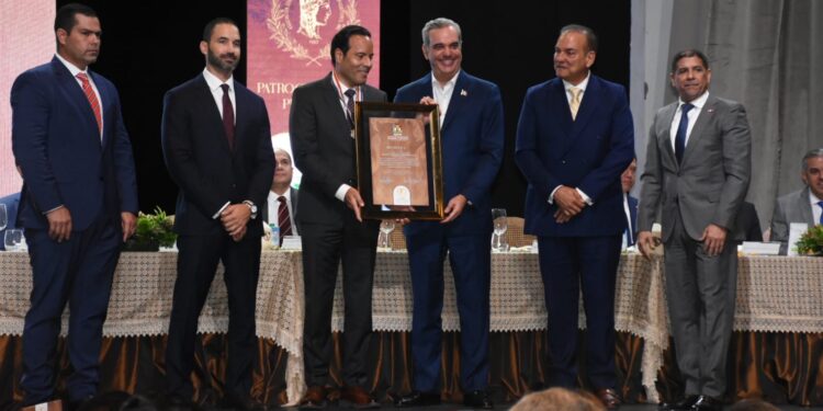 Luis Brache es reconocido con la Medalla de Honor al Mérito 2023