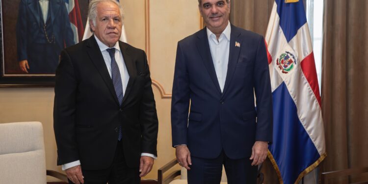 Abinader recibe en el Palacio Nacional al secretario general de la Organización de los Estados Americanos (OEA), Luis Almagro